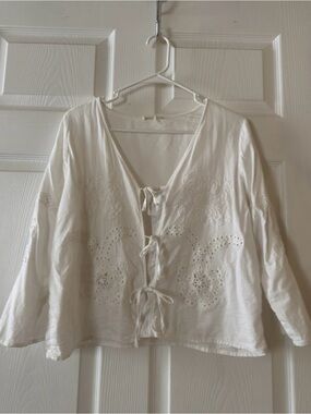 Christian Siriano White Eyelet Tie-Front Tunic
In good condition